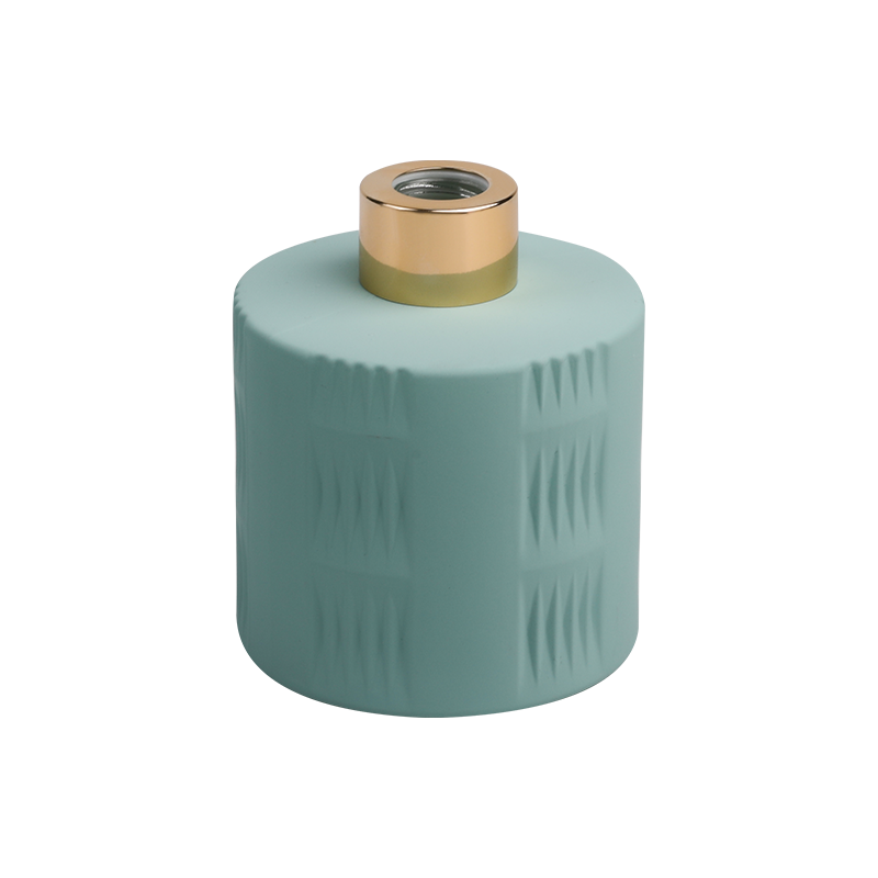 Botol wangi aqua hijau dengan topi emas
